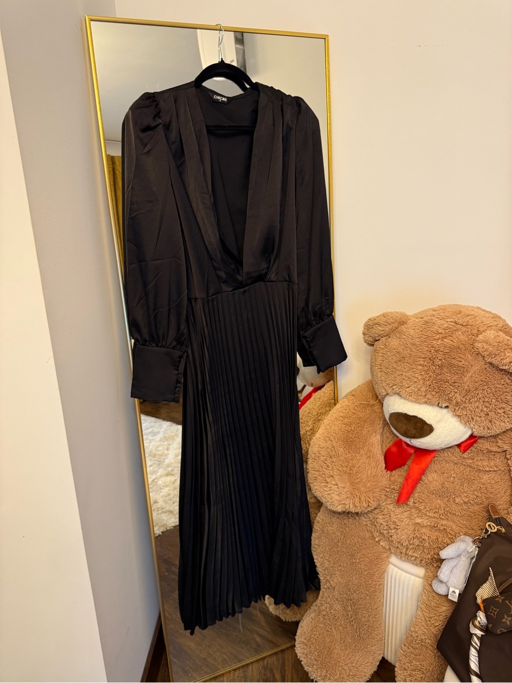 chic Black Long-Sleeve Pleated Midi Dress